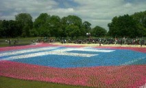 MDG : Hunger Summit Big IF in Hyde Park : Spinning flowers installation
